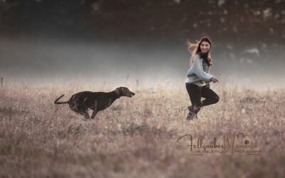 Laura und Matzu – Ein magisches Fotoshooting im Nebel bei Sonnenaufgang in der Eifel